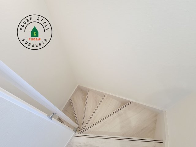 合志市幾久富第1-2棟（2号棟）　の内装|＜手すり付階段＞手すりがないと階段の昇り降りで危険なことはもちろん、壁に手をつきながら歩くことで壁紙が汚れやすくなります。すべての方に快適に昇り降りしていただくため、手すりを設置しました。