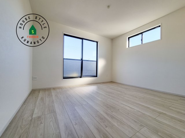 合志市幾久富第1-2棟（2号棟）　の寝室|主寝室には収納力に優れたクローゼットがありますので、お部屋もすっきり片付きます。