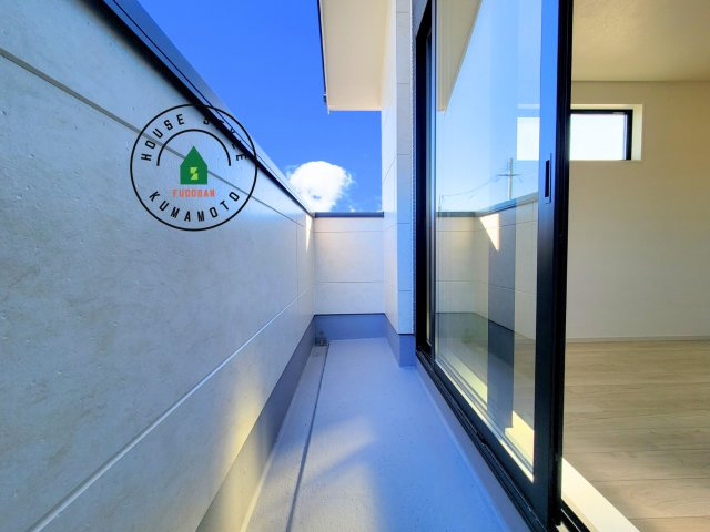 合志市幾久富第1-2棟（2号棟）　のバルコニー|風をしっかりと感じられるバルコニーでは、毎日が洗濯日和です。広々としているので洗濯も楽しくなるでしょうし、気分転換にバルコニーからの眺めを楽しむのもいいでしょう。