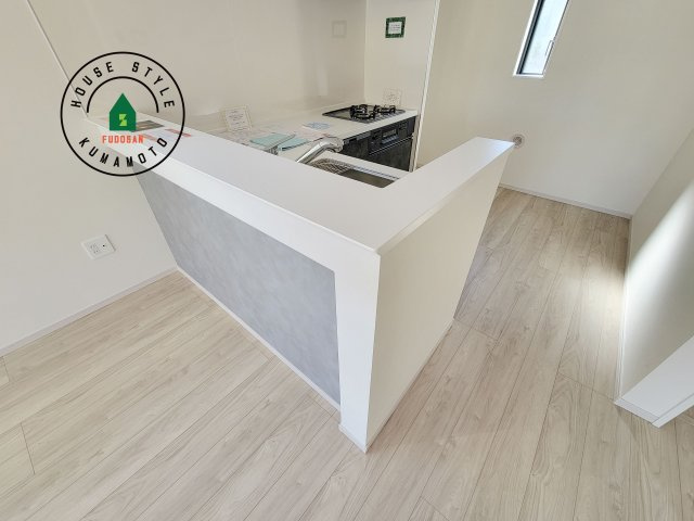 合志市幾久富第1-2棟（2号棟）　のダイニング|キッチンから立ち込める香りが今日の料理を期待させます。