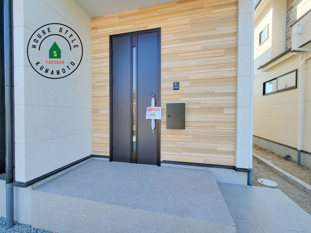 合志市幾久富第1-2棟（2号棟）　の玄関|おでかけの時も帰った時も、「我が家」を最初に感じでもらえる素敵な空間に。