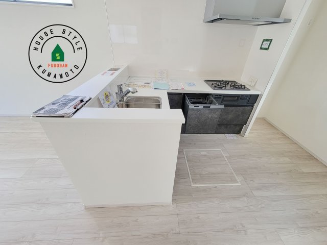 合志市幾久富第1-2棟（2号棟）　のキッチン|明るいキッチン作業スペースを多くとりました。ご夫婦でキッチンに立っても調理がしやすい広さです。食器類もすっきりと片付く収納は魅力的です。