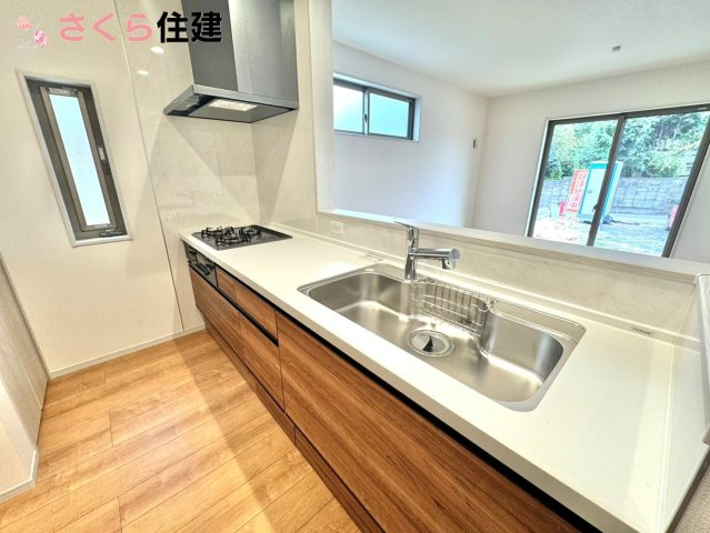 いろどりアイタウン栃木市藤岡町藤岡22-P2　２号棟のキッチン|お子様と並んで料理をしても余裕のゆとりのキッチン。お子様と一緒に料理も叶いますよ♪