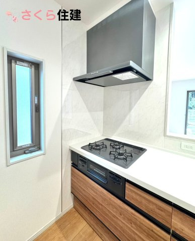 いろどりアイタウン栃木市藤岡町藤岡22-P2　２号棟のキッチン|お弁当、朝食に忙しい朝のキッチンも3口コンロで作業効率UPします。
