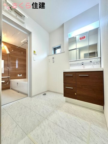 いろどりアイタウン栃木市藤岡町藤岡22-P2　２号棟の洗面所|ゆとりある広さの洗面所。両サイド収納の洗面台で、二人ならんで同時の身支度もスムーズです。
