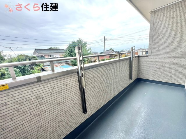 いろどりアイタウン栃木市藤岡町藤岡22-P2　２号棟のバルコニー|急な雨でも安心なインナーバルコニー♪家族全員分の布団もゆったり並べられるます♪
