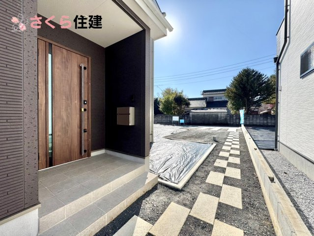 いろどりアイタウン栃木市藤岡町藤岡22-P2　２号棟の玄関|人を迎え入れる最初の場所だからこそ、清潔感がある空間！ただいまが『我が家』を感じる素敵な空間！