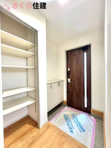 いろどりアイタウン栃木市藤岡町藤岡22-P2　２号棟の玄関|玄関がいつも片づく大型シューズボックス。お子様の靴のサイズが大きくなっていっても安心の広々スペース！