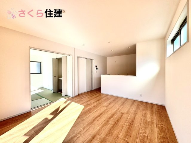 いろどりアイタウン栃木市藤岡町藤岡22-P2　２号棟の居間・リビング|広々13.6帖LDLは南向きで日当たり良好。ゆったりとした時間の流れる開放的なくつろぎの空間
