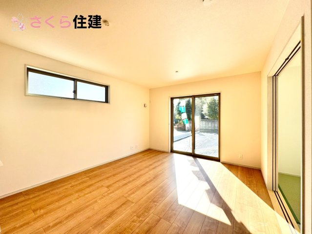 いろどりアイタウン栃木市藤岡町藤岡22-P2　２号棟の居間・リビング|13.6帖LDKはキッチンで家事をしながらでもお子様に一対一で向き合える時間が作れます！！
