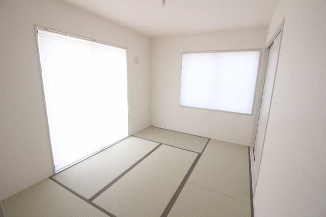 小山市西城南7丁目　第5　2号棟の和室|2面採光で明るさたっぷりの和室。お子様の遊び場や来客時の寝室としても使いやすい空間です。