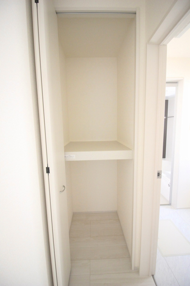 小山市西城南7丁目　第5　2号棟の収納|1階の廊下収納は掃除道具や日用品をすっきり収納。玄関やリビング近くで使い勝手のよい収納です。