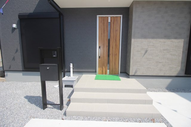 小山市西城南7丁目　第5　2号棟の玄関|木目調のドアが温かみのある印象。屋外水栓付きで靴洗いやガーデニングにも活躍します。