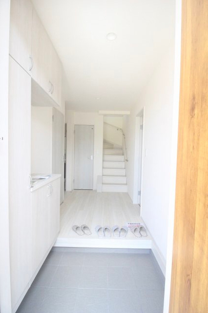 小山市西城南7丁目　第5　2号棟の玄関|明るく開放感のある玄関ホール。大きな収納も完備され、靴や日用品をすっきり整理できます。