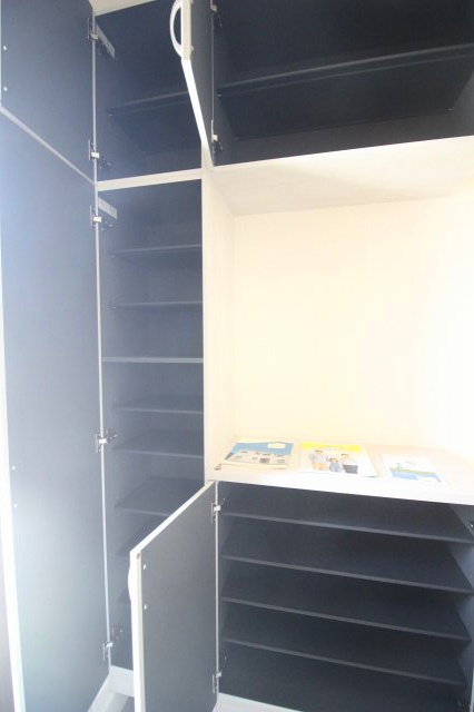 小山市西城南7丁目　第5　2号棟の玄関|大容量のシューズボックスで家族全員分の靴を収納可能。棚板の高さ調整もできて便利です！