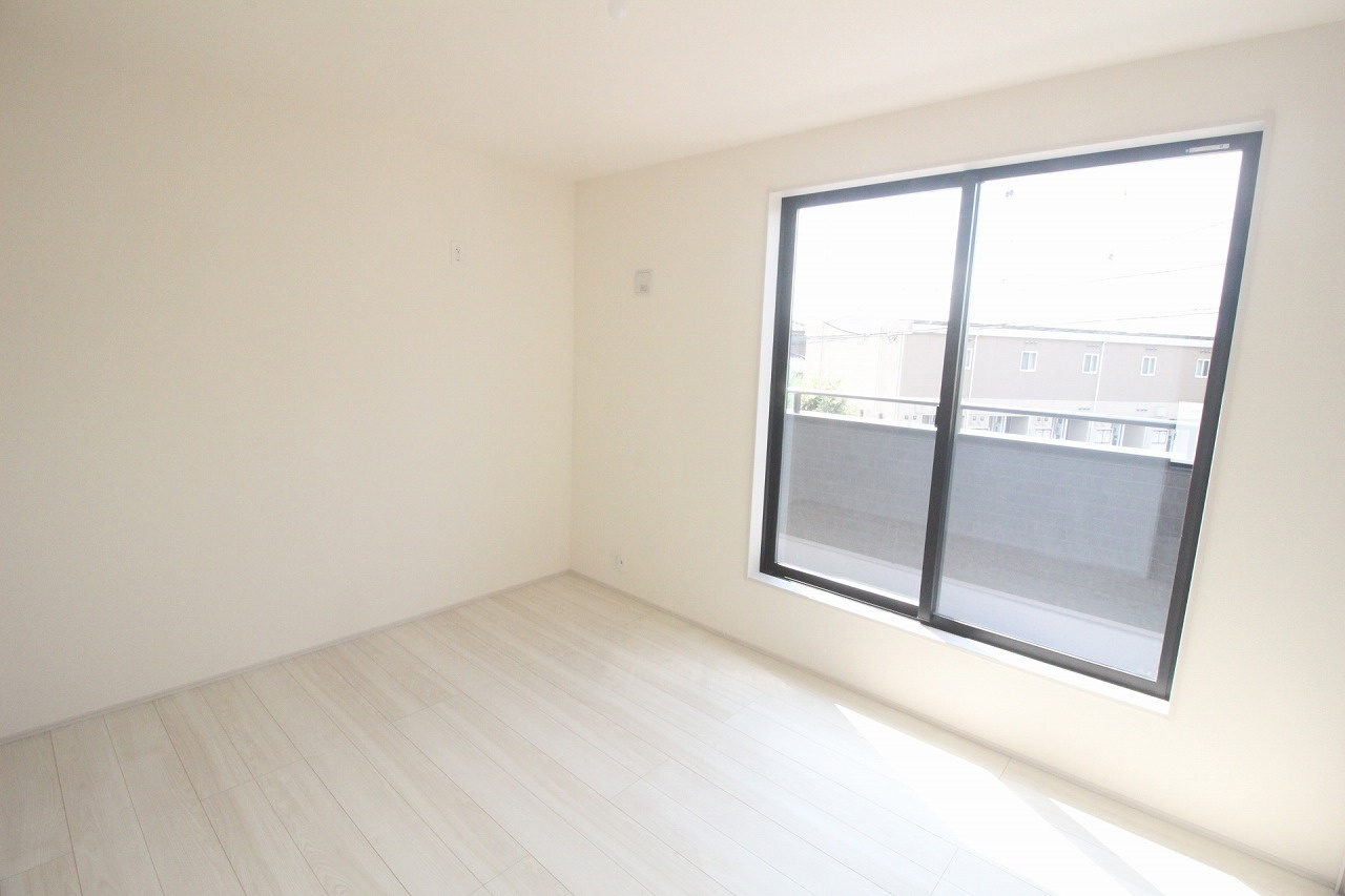 小山市西城南7丁目　第5　2号棟の洋室|2階南西側の6帖洋室は大きな窓から光がたっぷり入る洋室。バルコニーに面していて、洗濯物も干しやすい快適なお部屋です。