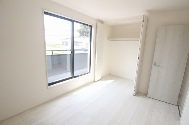 小山市西城南7丁目　第5　2号棟の洋室|クローゼット付きで収納力も安心。シンプルな間取りで家具の配置もしやすく、使い勝手の良い空間です！
