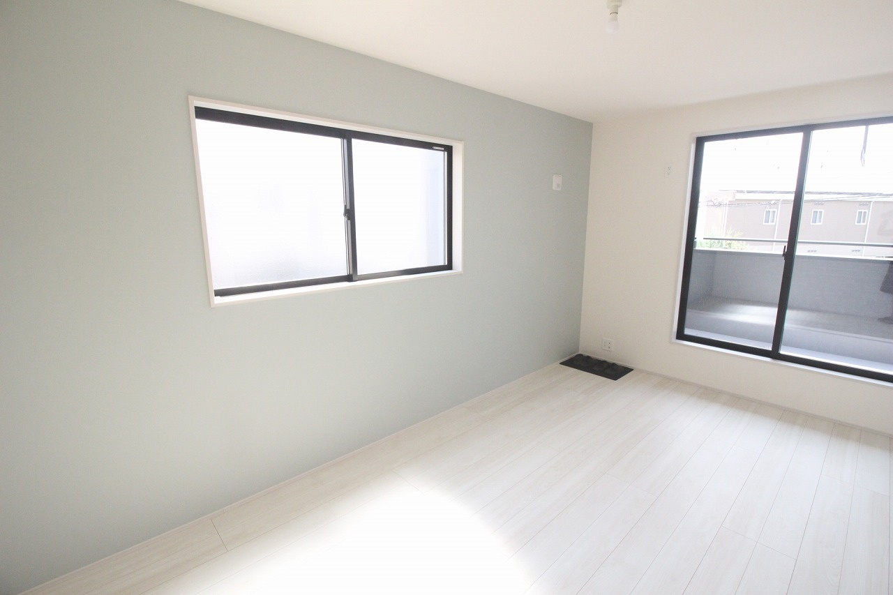 小山市西城南7丁目　第5　2号棟の寝室|2階南東側の主寝室は明るい2面採光。朝日が差し込み、気持ちよく目覚められるお部屋です。