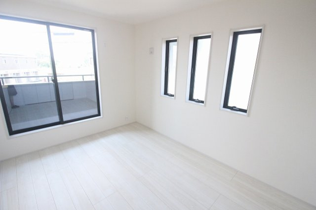 小山市西城南7丁目　第5　2号棟の子供部屋|2階北側6帖洋室は三連窓が特徴で、光を取り込みながらも落ち着いた雰囲気の空間です。書斎や子供部屋にもぴったりですね！