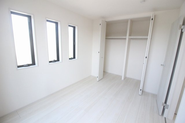 小山市西城南7丁目　第5　2号棟の子供部屋|大きめのクローゼット付きで収納力も安心！洋服や日用品をすっきりと片付けられる、使い勝手の良いお部屋です。