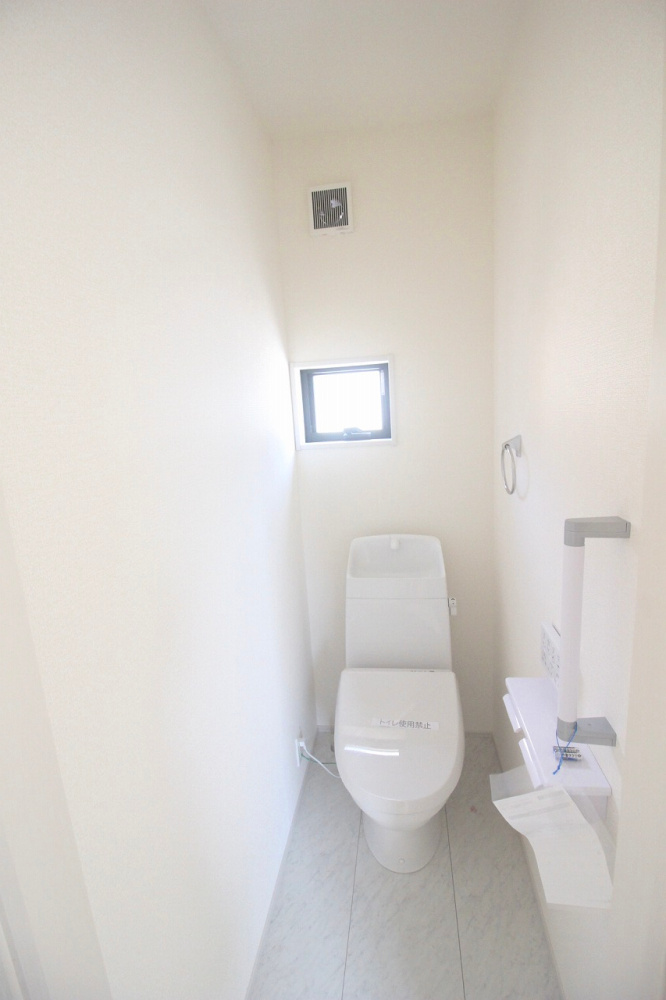 小山市西城南7丁目　第5　2号棟のトイレ|明るい窓から自然光が入る2階トイレ。家族が多いご家庭でも混雑を避けられて便利です！