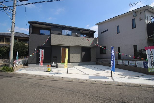 小山市西城南7丁目　第5　2号棟|広々とした駐車スペースは、並列で2台駐車が可能！来客時にも安心できるゆとりのある外構設計です。