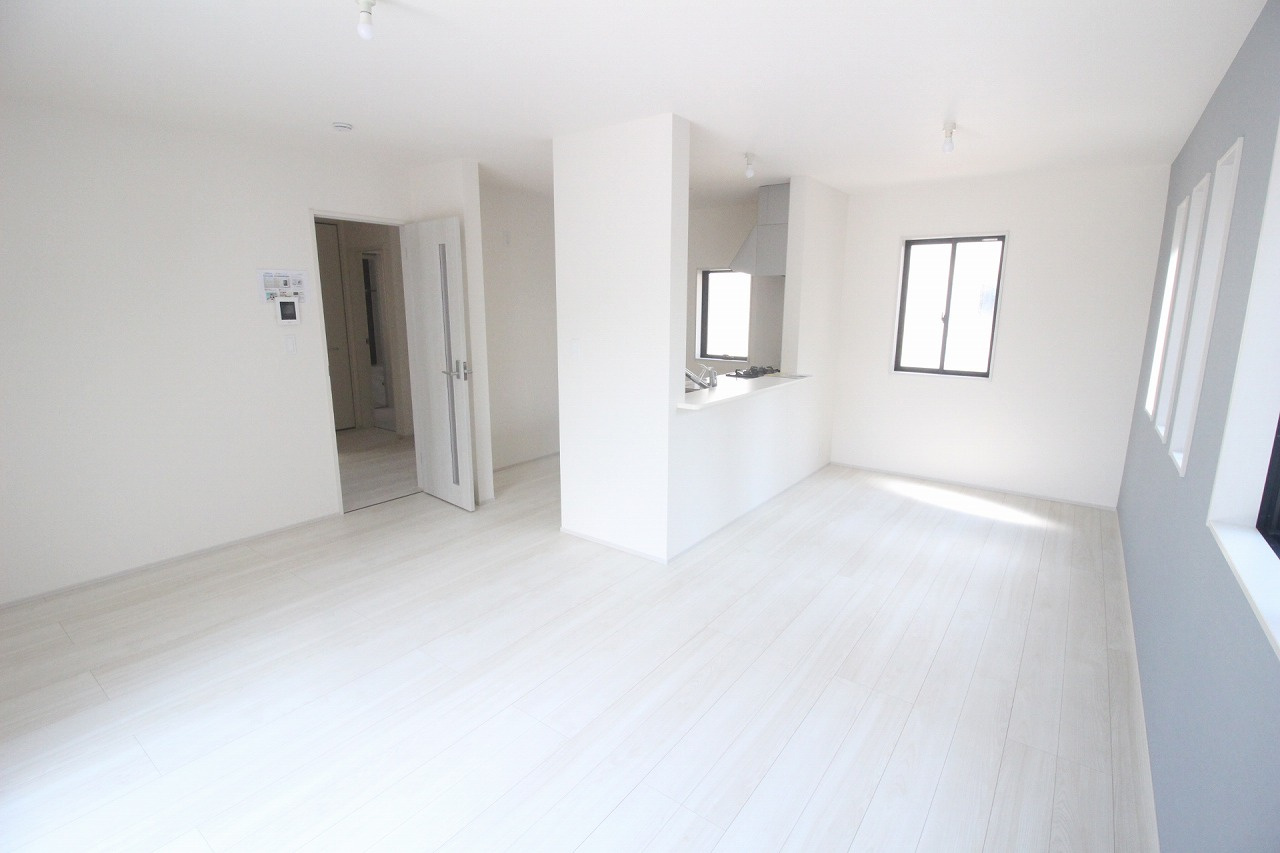 小山市西城南7丁目　第5　2号棟の居間・リビング|明るい窓から光が差し込む広々リビング。家族の会話が自然と弾む快適な空間です。