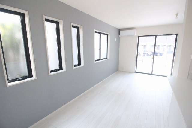 小山市西城南7丁目　第5　2号棟の居間・リビング|壁一面の窓が印象的！採光も風通しも良く、リラックスタイムにぴったりのリビングです。