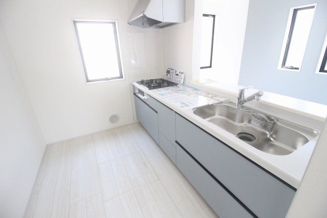 小山市西城南7丁目　第5　2号棟のキッチン|明るい窓付きで換気もしやすいキッチン。食洗器や収納も充実しており、毎日の料理が快適になります。