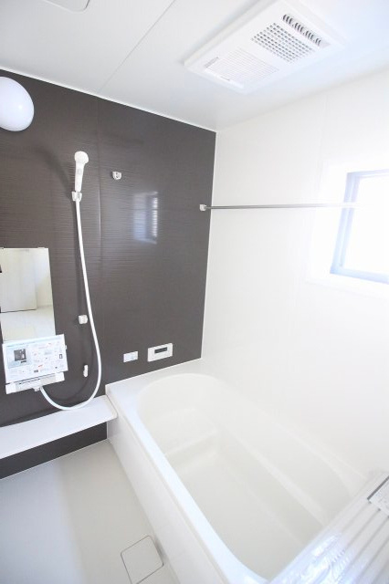 小山市西城南7丁目　第5　2号棟の浴室|落ち着いた色合いのパネルで高級感ある浴室。浴室乾燥機付きで雨の日の洗濯物干しにも便利です！