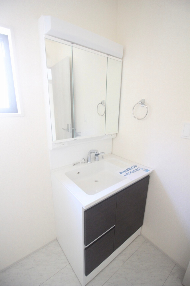 小山市西城南7丁目　第5　2号棟の独立洗面台|三面鏡付きで収納力もしっかり確保。朝の身支度やスキンケアも快適に行える明るい洗面台です。