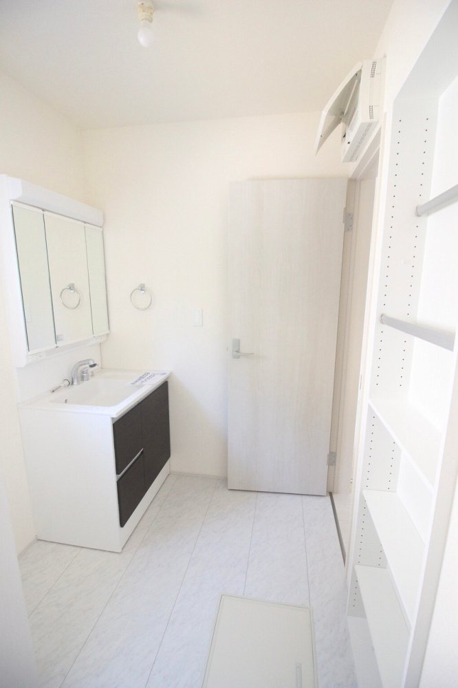 小山市西城南7丁目　第5　2号棟の脱衣所|棚付きでタオルや日用品をスッキリ収納可能。ゆとりあるスペースで、家事もはかどります！