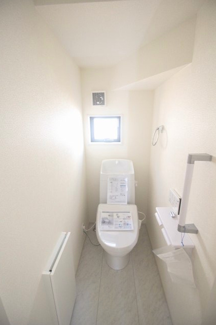 小山市西城南7丁目　第5　2号棟のトイレ|小窓付きで換気も安心のトイレ。収納棚も備え付けられており、すっきりと使いやすい空間です。