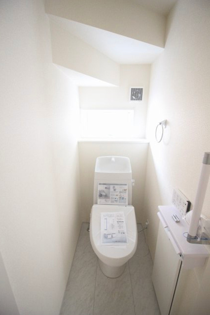 小山市西城南7丁目　第5　1号棟のトイレ|1階のトイレは窓付きで明るく換気も安心！階段下を上手に活用した設計で、ゆとりある使いやすい空間です。