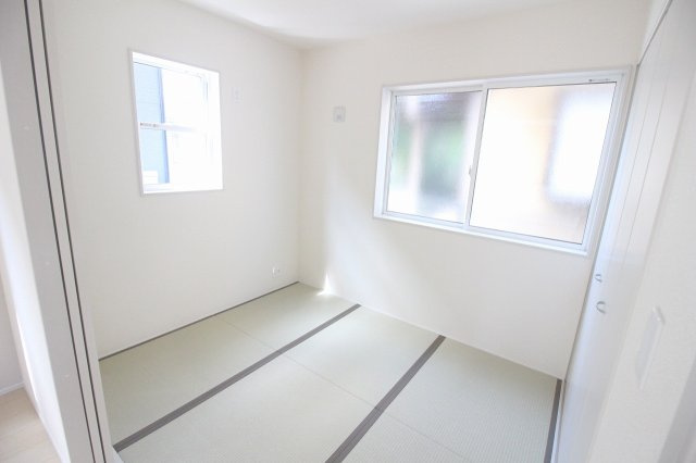 小山市西城南7丁目　第5　1号棟の和室|1階5帖の和室。南向きの窓から明るい光が差し込みます！客間やお子さまの遊び場にも使える万能スペースです。