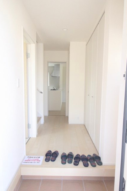 小山市西城南7丁目　第5　1号棟の玄関|玄関ホールは白を基調とした明るい空間！奥行きもあり、家族や来客を気持ちよく迎え入れられます。