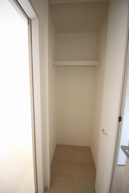 小山市西城南7丁目　第5　1号棟の収納|1階の廊下収納！掃除機や日用品のストックをしまうのに便利なサイズ感です。扉付きなので見た目もすっきり保てます。