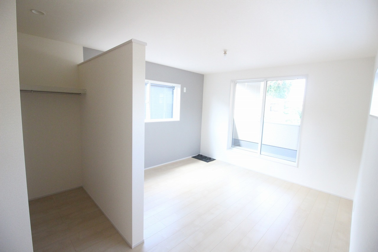 小山市西城南7丁目　第5　1号棟の寝室|2階南側の主寝室9帖！ウォークインスペースがあり、衣類や小物もまとめてしまえる広々としたお部屋です。
