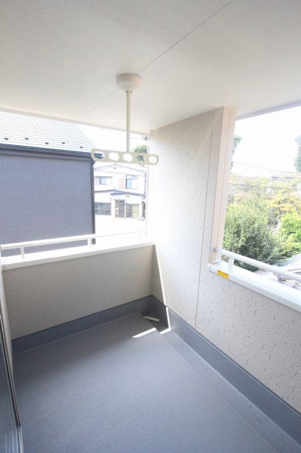 小山市西城南7丁目　第5　1号棟のバルコニー|寝室からつながる南向きバルコニー！お布団や洗濯物もたっぷり干せて、陽当たりの良さを実感できますね。