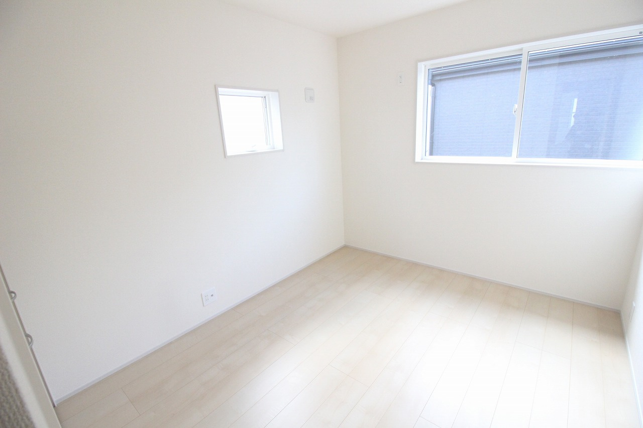 小山市西城南7丁目　第5　1号棟の子供部屋|2階南側の洋室5.3帖！2面採光で日差しもしっかり入り、コンパクトながらも明るく快適に使えるお部屋です。