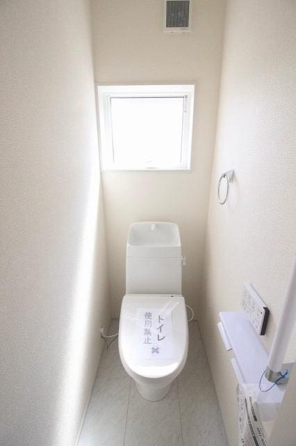 小山市西城南7丁目　第5　1号棟のトイレ|2階にもトイレがあるので朝の混雑も解消！窓から自然光が入り、清潔感を保ちやすいのもうれしいですね。
