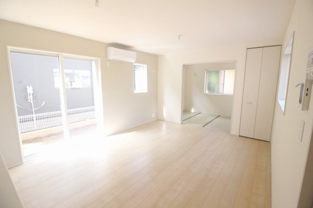 小山市西城南7丁目　第5　1号棟の居間・リビング|1階16帖のLDKは、南向きの窓から光がたっぷり！横の5帖和室とつなげれば、ゆったり過ごせる広々空間です。