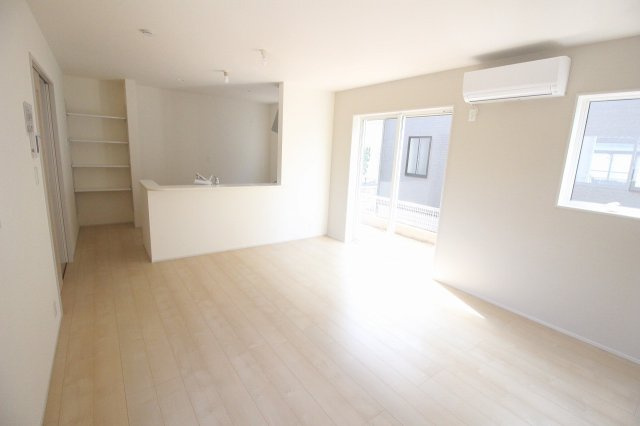 小山市西城南7丁目　第5　1号棟の居間・リビング|家族が自然と集まるLDK16帖。対面キッチン越しに会話も弾んで、毎日の時間がもっと楽しくなりそうですね！