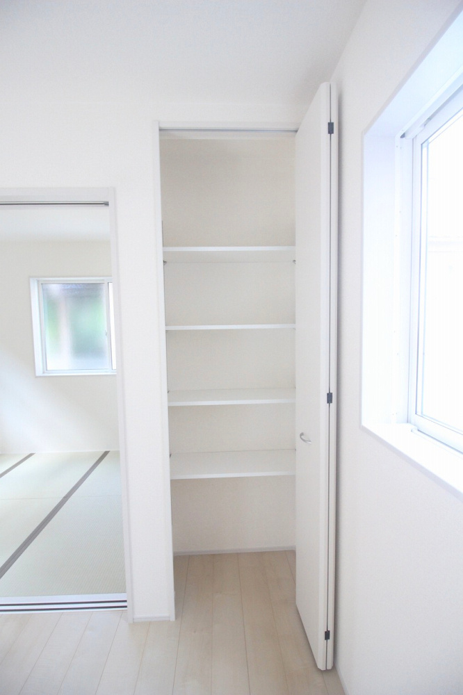 小山市西城南7丁目　第5　1号棟の居間・リビング|リビングに収納があるのは嬉しいですよね！日用品やお子さまのおもちゃも片付けやすく、いつでもお部屋スッキリ。