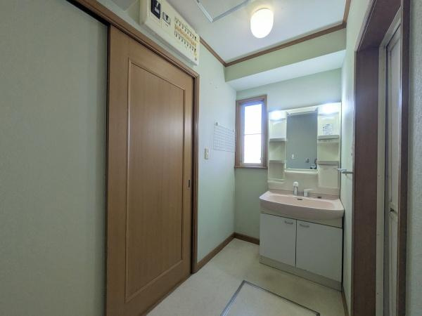 望みが丘　中古の独立洗面台|明るい光が差し込む洗面所は毎日心地よく使えます。窓付きで換気もしやすく清潔感を保ちやすい空間です。