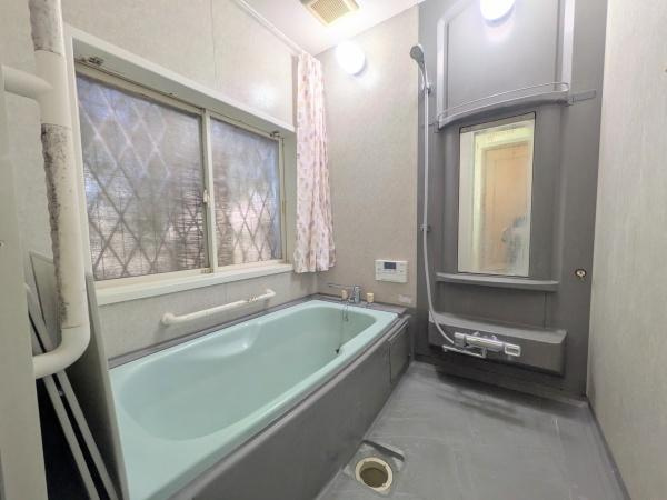 望みが丘　中古の浴室|大きな窓があり換気に配慮されたバスルームです。バスタブと洗い場が独立しているため使い勝手が良いです。全体的にシンプルで落ち着いた色合いが特徴です。安全のための手すりも設置されています。