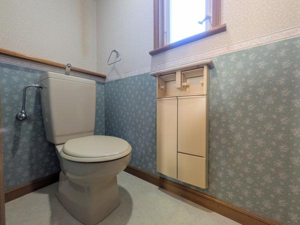 望みが丘　中古のトイレ|窓が設けられているため換気がしやすいトイレです。ペーパーホルダーと収納が一体化しており整理整頓がしやすい造りです。明るい内装で清潔感が感じられる空間です。