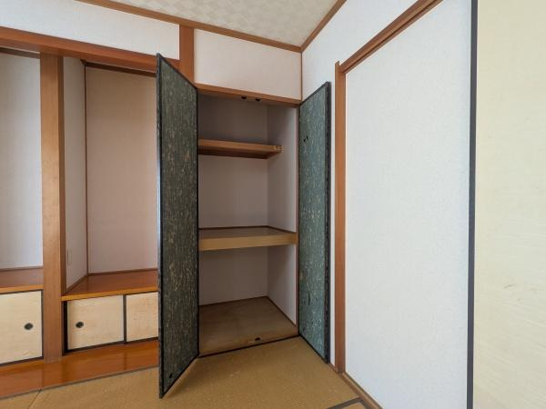 望みが丘　中古の和室|和室ならではの落ち着いた雰囲気が広がります。障子やふすまなど和の要素が設えられており収納スペースも豊富です。畳の柔らかな感触が足元に広がり空間の使い勝手が感じられます。