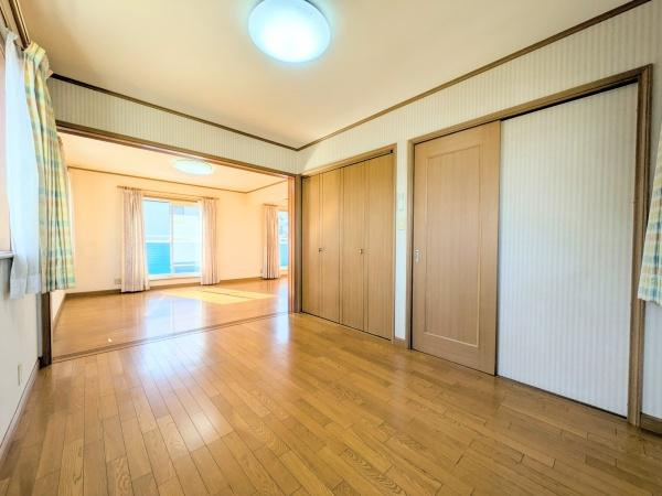 望みが丘　中古の洋室|明るい光が差し込む洋室です。二面採光で室内が広く感じられます。ナチュラルなフローリングが落ち着いた雰囲気を演出しています。窓が多く換気もしやすい設計です。