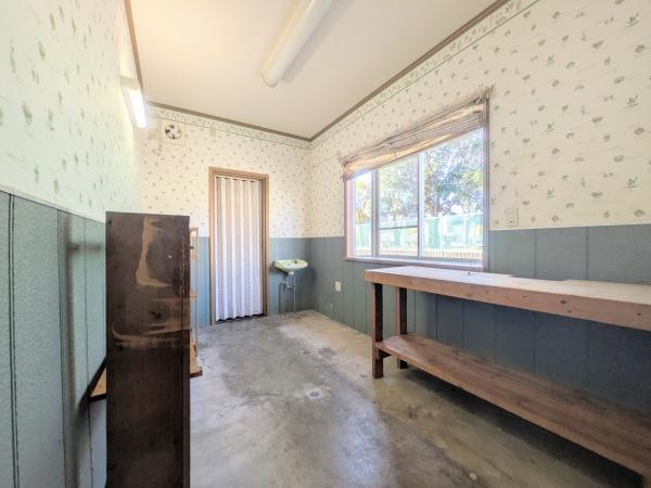望みが丘　中古の洋室|大きな窓からやわらかな光が差し込み明るさが広がる洋室です。シンプルな内装が特徴的で好みに合わせてアレンジしやすい空間です。壁面には落ち着いたクロスが施されています。